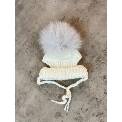 Шапка для собак ручной вязки с подворотом, с натуральным белым бубоном, белая