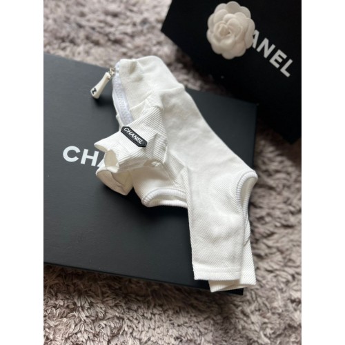 Брендовий трикотажний костюм для собак Chanel із змійкою на грудях, білий