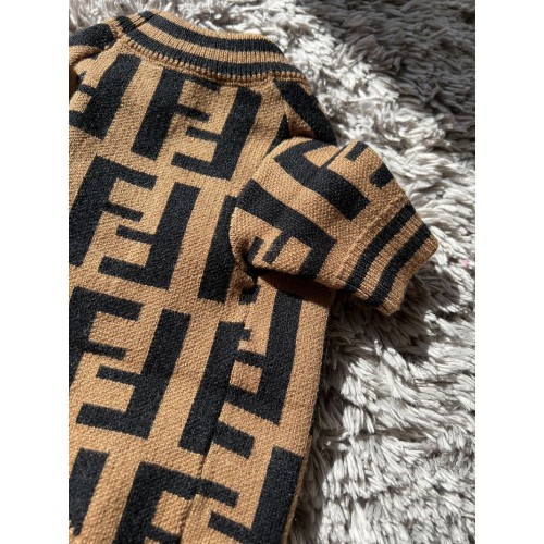 Брендовый свитер для собак FENDI принт с крупными буквами F, коричневый