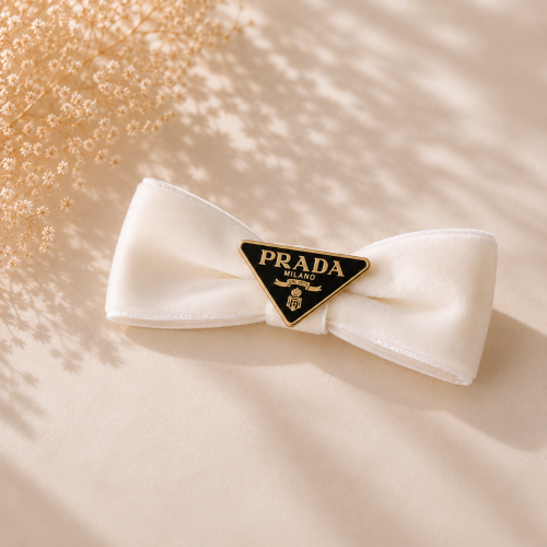 Оксамитова шпилька-бант Prada для собак біла | Елегантна дизайнерська шпилька для вовни вихованців | Преміальний аксесуар