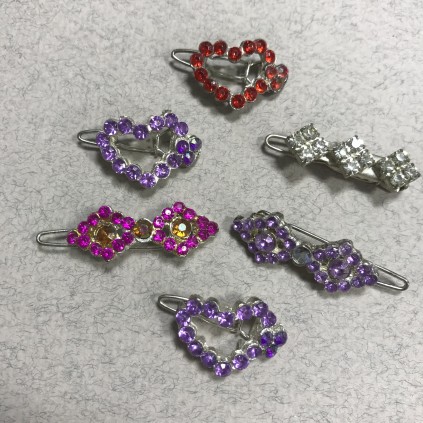 Заколка для собак металлическая, украшена сердечками,  ромбиками с разноцветными камнями