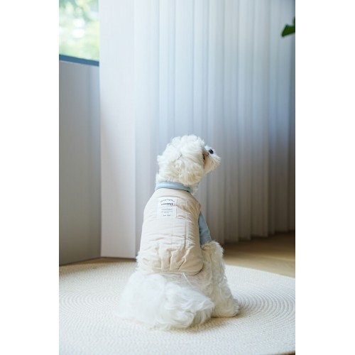 Зимняя жилетка для собак Cheepet джинсовая, прошитая полосами с затяжкой к низу, бежевая