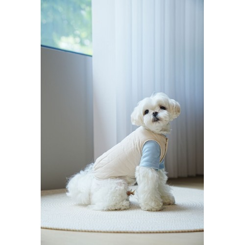 Зимняя жилетка для собак Cheepet джинсовая, прошитая полосами с затяжкой к низу, бежевая