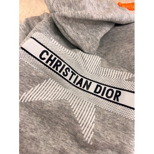 Брендовая толстовка для собак CHRISTIAN DIOR "Звезда" капюшон с оранжевыми шнурками, серая , фото 2 Брендовая толстовка для собак CHRISTIAN DIOR "Звезда" капюшон с оранжевыми шнурками, серая