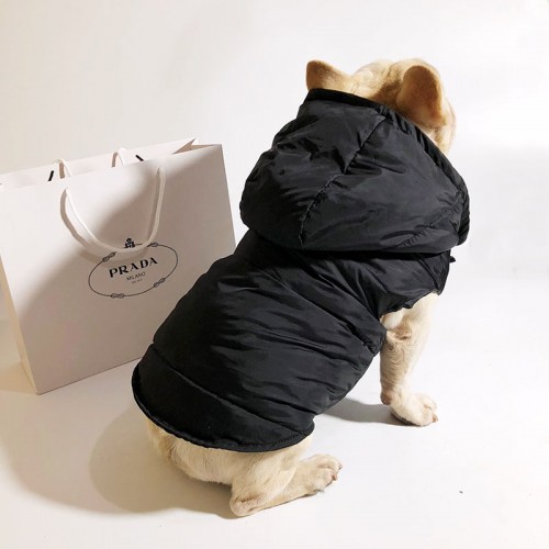Брендовая зимняя жилетка для собак PRADA с отстегивающимся капюшоном на кнопках, черная