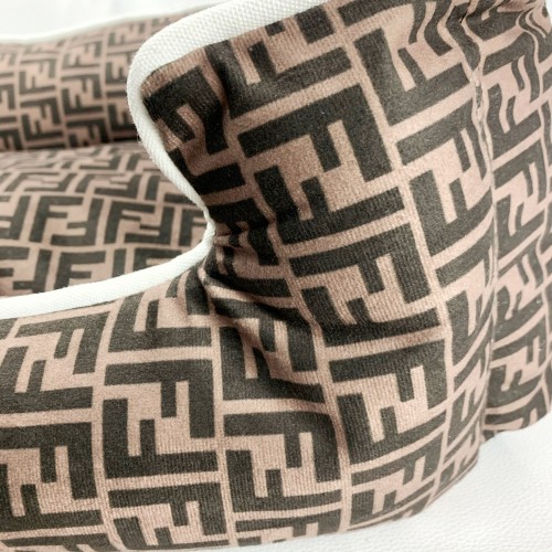 Брендовая лежанка для собак и кошек Fendi с принтом бренда, коричневая