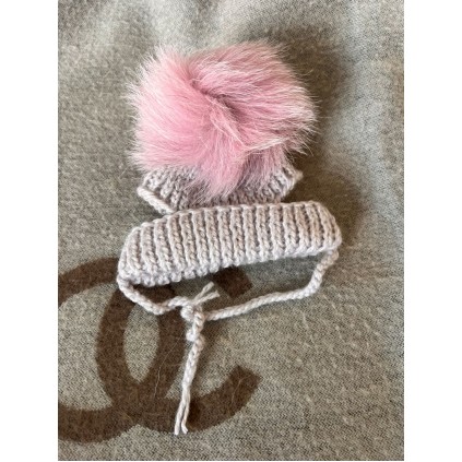 Шапка для собак ручной вязки с подворотом, с натуральным розовым бубоном, серая