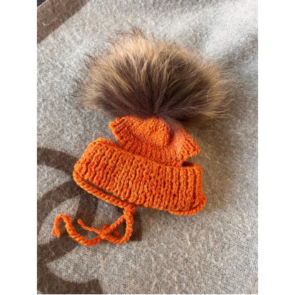 Шапка для собак ручной вязки с подворотом, с натуральным коричневым бубоном, оранжевая
