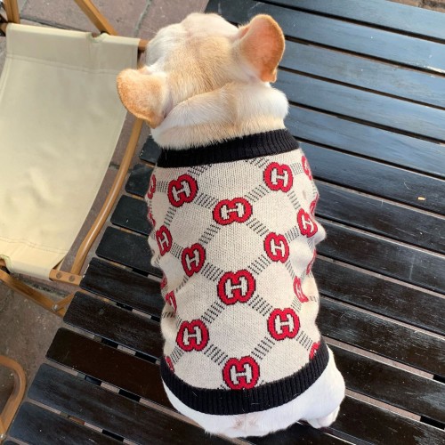 Брендовый свитер для собак GUCCI с черной окантовкой и красными буквами, широкая модель,  бежевый