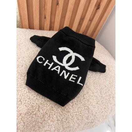 Брендовий светр для собак CHANEL з великим білим логотипом бренду, широка горловина, чорний