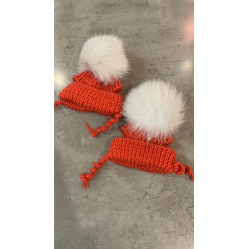Шапка для собак ручной вязки с подворотом, с натуральным белым бубоном, оранжевая