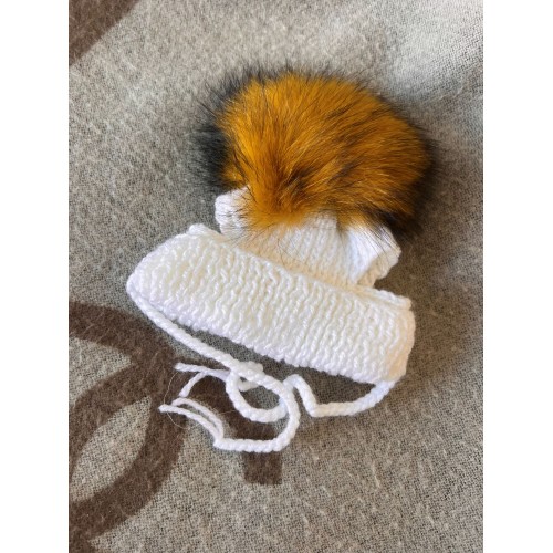 Шапка для собак ручной вязки с подворотом, с рыжим натуральным меховым бубоном, белая