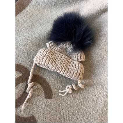Шапка для собак ручної в\'язки з підворотом, з натуральним синім бубоном, сіра