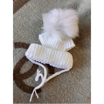 Шапка для собак ручной вязки с подворотом, с белым натуральным меховым бубоном, белая