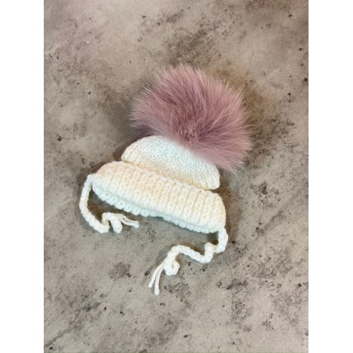 Шапка для собак ручной вязки с подворотом, с натуральным белым бубоном, малиновая
