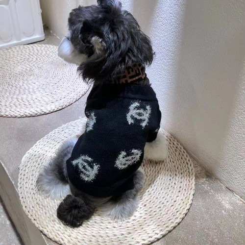 Брендовая кофта для собак CHANEL с рукавами на пуговицах, с серебристыми значками, черная