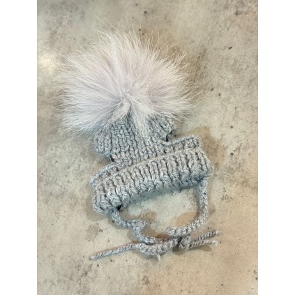 Шапка для собак ручной вязки с подворотом, с натуральным серым меховым бубоном, серая
