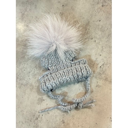 Шапка для собак ручной вязки с подворотом, с натуральным серым меховым бубоном, серая