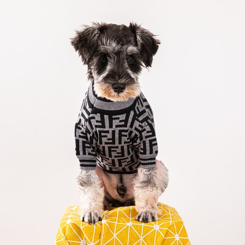 Брендовий светр для собак FENDI c сірими смугами по краях та літерами F на принті, чорний