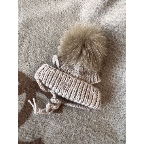 Шапка для собак ручной вязки с подворотом, с натуральным темно серым бубоном, серая