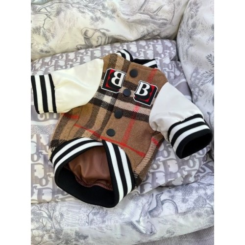 Брендовый бомпер для собак BURBERRY с кожанными рукавами на шелковой подкладке, бежевый Брендовый бомпер для собак BURBERRY с кожанными рукавами на шелковой подкладке, бежевый