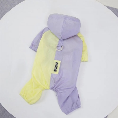 Тонкий дождевик для собак на 4 лапы c капюшоном и колечком под поводок желто-филетовый