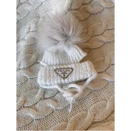 Брендовая шапка для собак ручной вязки PRADA с подворотом, с натуральным серым бубоном, белая