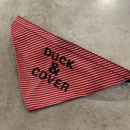 Ошейник-бандана для собак с нейлоновой затежкой, с надписью Duck&Cover, красного цвета