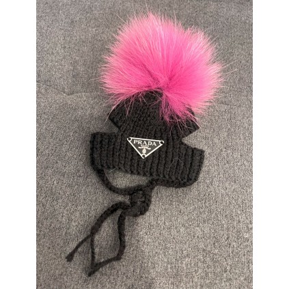 Брендова шапка для собак ручної в\'язки PRADA без підворіт, з натуральним рожевим бубоном, чорна