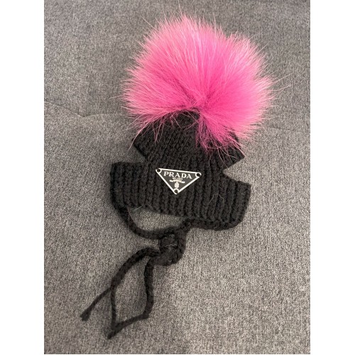 Брендовая шапка для собак ручной вязки PRADA без подворота, с натуральным розовым бубоном, черная