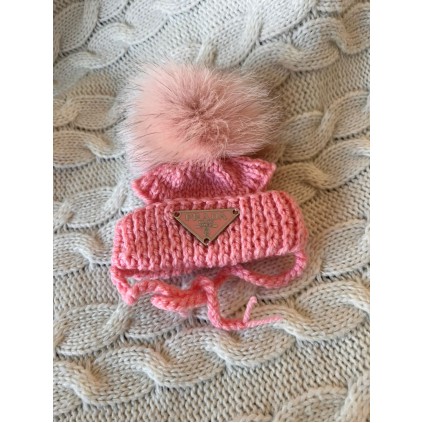 Брендовая шапка для собак ручной вязки PRADA с подворотом, с натуральным розовым бубоном, розовая